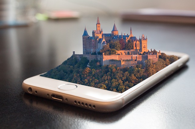 mobilní telefon a hrad